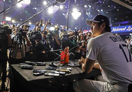 　オールスター戦の前日、記者会見する大谷（共同）