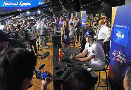 　オールスター戦の前日、記者会見する大谷（共同）