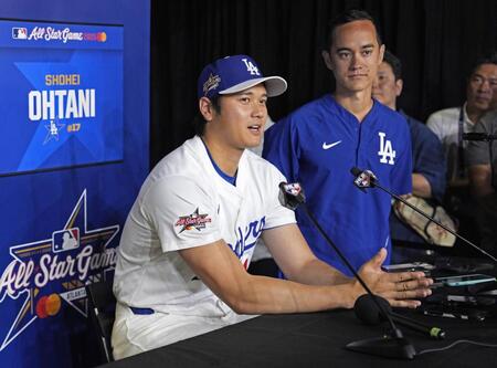 　オールスター戦の前日、記者会見する大谷（共同）