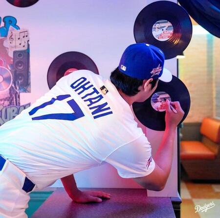 　撮影会でレコードにサインする大谷（ロサンゼルス・ドジャース提供）