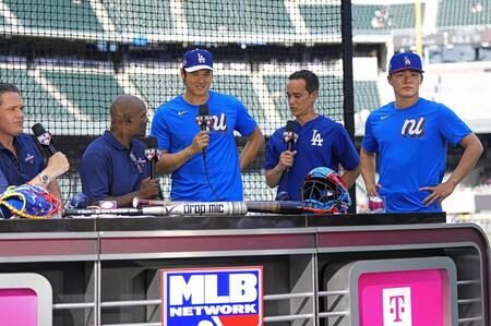 　オールスター戦の前日、ＭＬＢのインタビューに応じる大谷（右から３人目）と山本（右端）＝共同