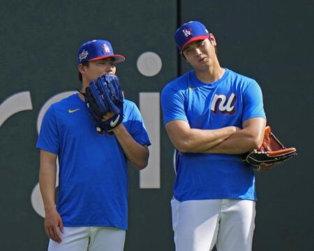 　ナ・リーグの練習中、山本（左）と話す大谷（共同）