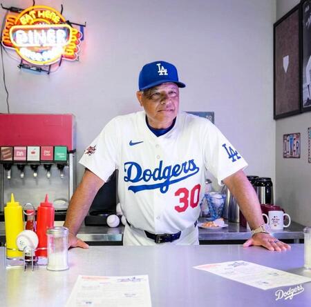 　レストランの店員に扮したロバーツ監督（ロサンゼルス・ドジャース提供）