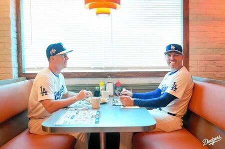 　撮影会で笑みを浮かべるスミスとフリーマン（ロサンゼルス・ドジャース提供）
