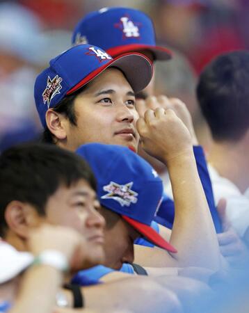 　本塁打競争を見守る大谷（共同）