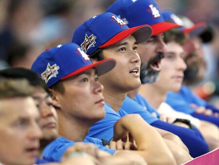 　本塁打競争を見守る大谷と山本ら（共同）