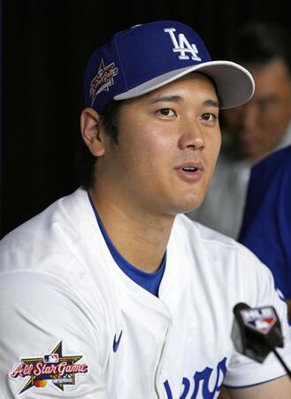 　オールスター戦の前日、記者会見する大谷（共同）