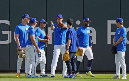 　ナ・リーグの練習中、笑顔を見せる大谷（共同）