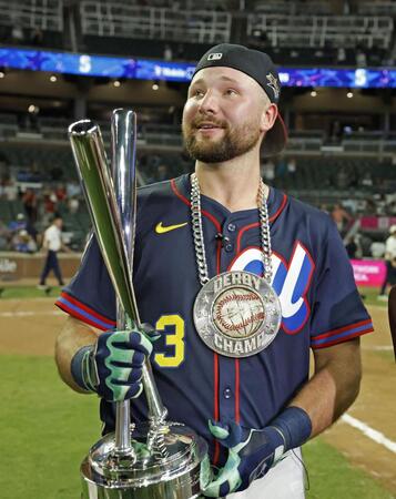 　本塁打競争を制し、トロフィーを手にするローリー（共同）