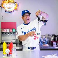 　撮影会で店員に扮するロバーツ監督（ロサンゼルス・ドジャース提供）