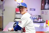 　撮影会で笑みを浮かべる山本（ロサンゼルス・ドジャース提供）