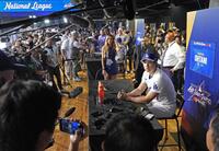 　オールスター戦の前日、記者会見する大谷（共同）