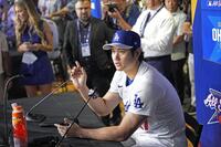 　オールスター戦の前日、記者会見する大谷（共同）