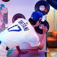 　撮影会でレコードにサインする大谷（ロサンゼルス・ドジャース提供）