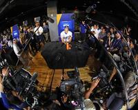 　オールスター戦の前日、記者会見する大谷（魚眼レンズ使用、共同）