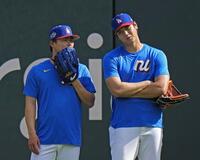 　ナ・リーグの練習中、山本（左）と話す大谷（共同）