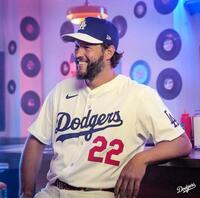 　撮影会を笑顔で見守るカーショー（ロサンゼルス・ドジャース提供）