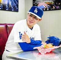 　撮影会でポーズを決める山本（ロサンゼルス・ドジャース提供）