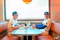 　撮影会で笑みを浮かべるスミスとフリーマン（ロサンゼルス・ドジャース提供）