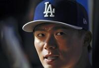 　オールスター戦の前日、記者会見する山本（共同）