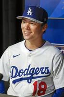 　オールスター戦の前日、記者会見する山本（共同）