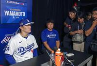 　オールスター戦の前日、記者会見する山本（共同）