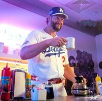 　レストランの店員に扮したカーショー（ロサンゼルス・ドジャース提供）