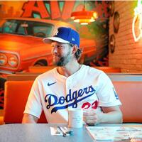 　コーヒーを飲むポーズをするカーショー（ロサンゼルス・ドジャース提供）