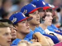 　本塁打競争を見守る大谷と山本ら（共同）