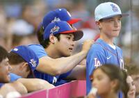 　子どもにサインする大谷（共同）