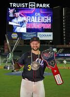 　本塁打競争を制し、ポーズをとるローリー（共同）