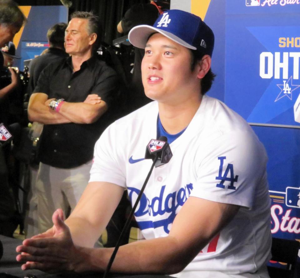 　報道陣の質問に答える大谷（撮影・小林信行）