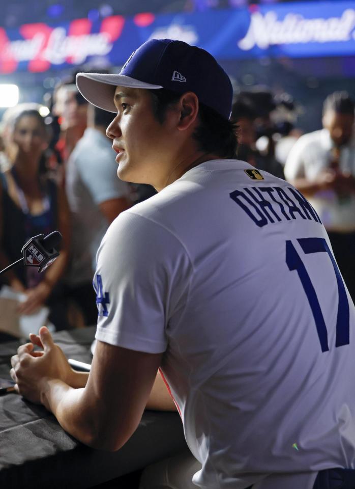 　オールスター戦の前日、記者会見する大谷＝アトランタ（共同）