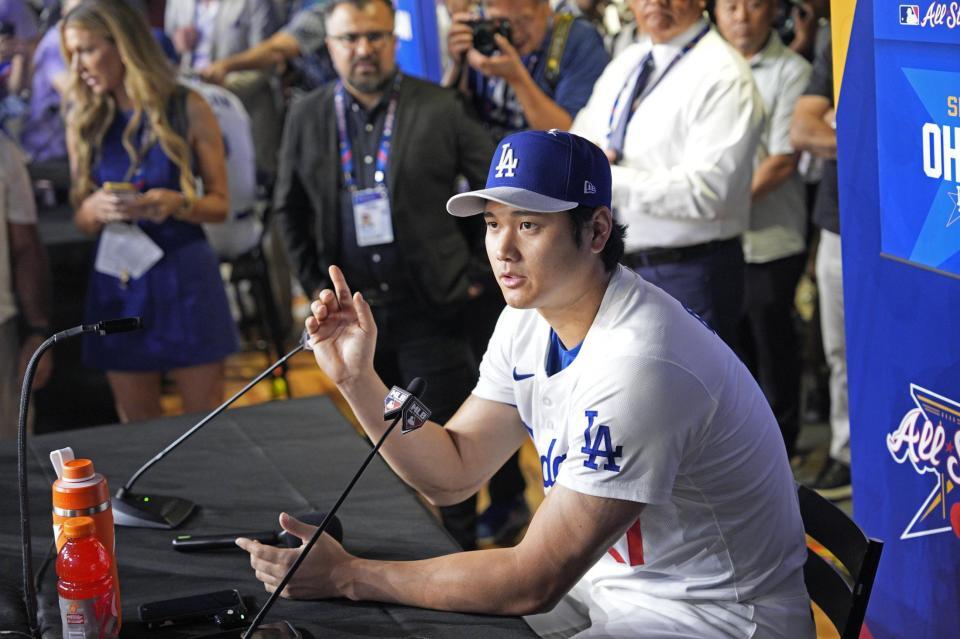　オールスター戦の前日、記者会見する大谷（共同）