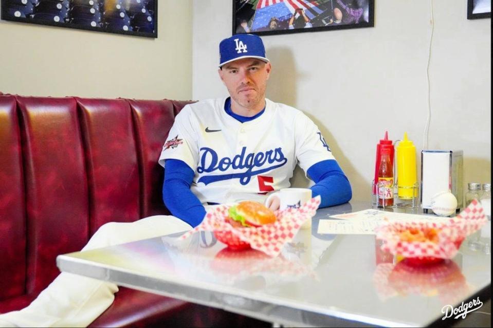 　撮影会でポーズを決めるフリーマン（ロサンゼルス・ドジャース提供）