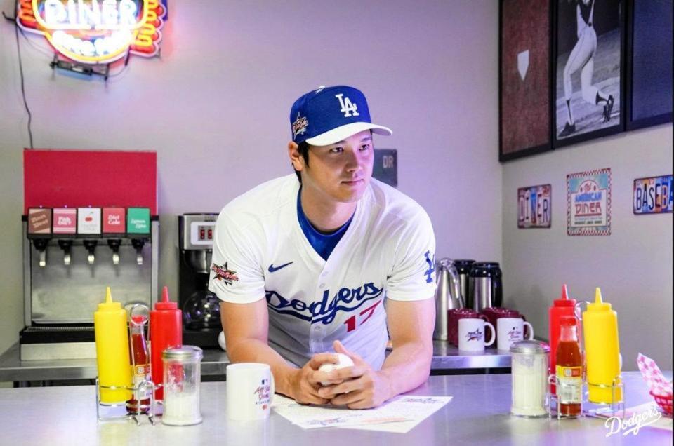 　レストランの店員に扮した大谷（ロサンゼルス・ドジャース提供）