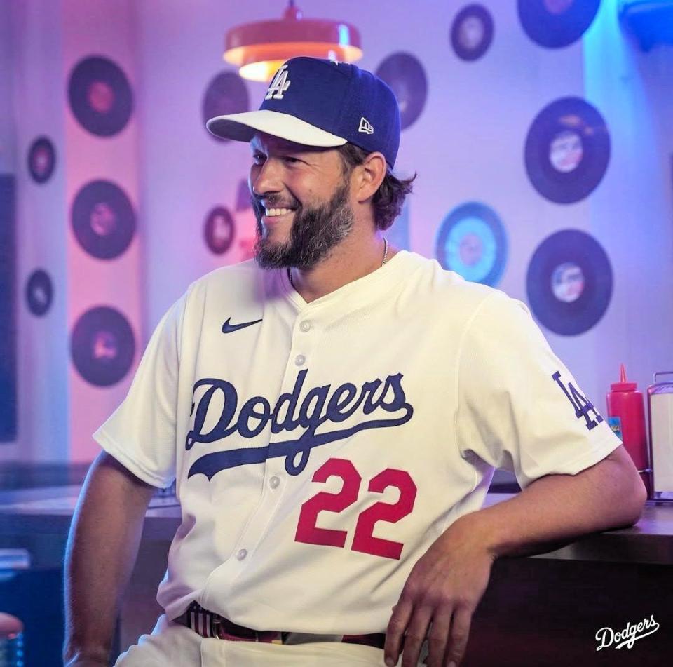 　撮影会を笑顔で見守るカーショー（ロサンゼルス・ドジャース提供）