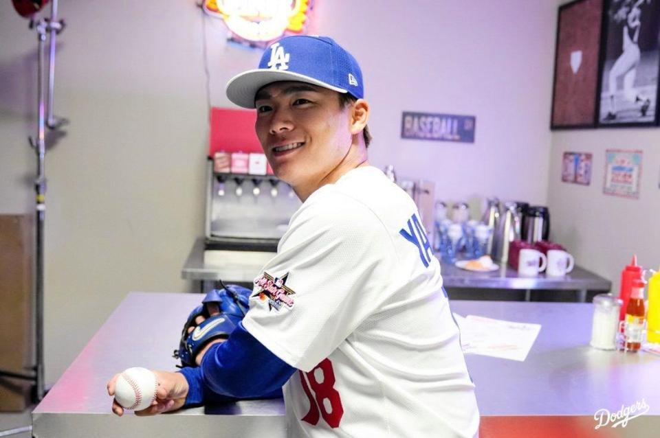 　撮影会で笑みを浮かべる山本（ロサンゼルス・ドジャース提供）