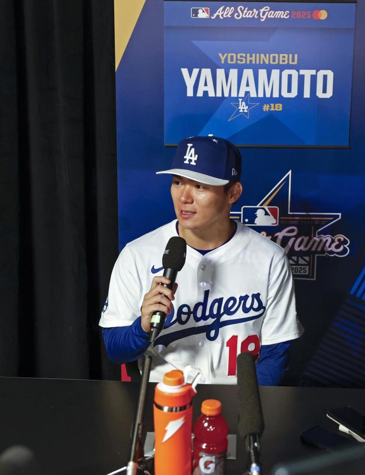 　オールスター戦の前日、記者会見する山本（共同）