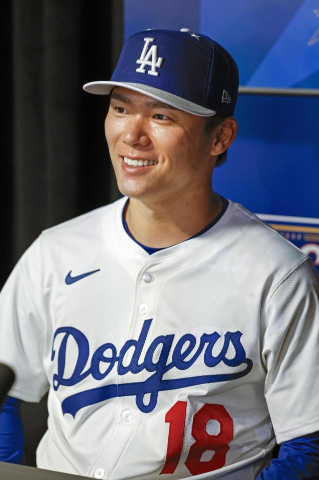 　オールスター戦の前日、記者会見する山本（共同）