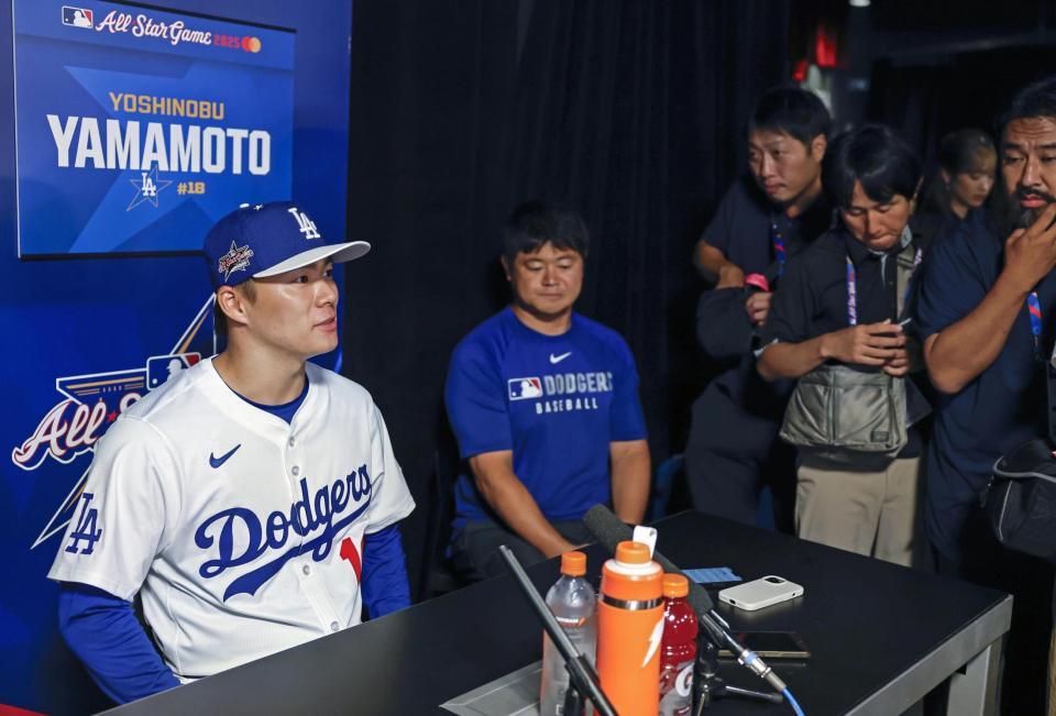 　オールスター戦の前日、記者会見する山本（共同）