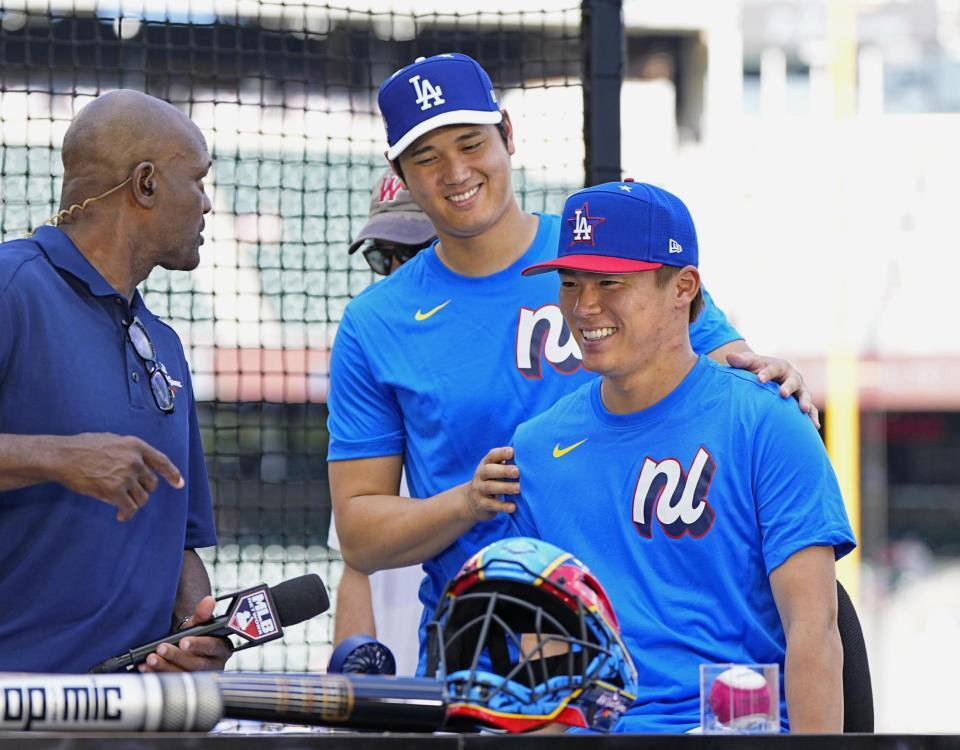 　オールスター戦の前日、ＭＬＢのインタビューに臨む山本（右）と大谷（共同）