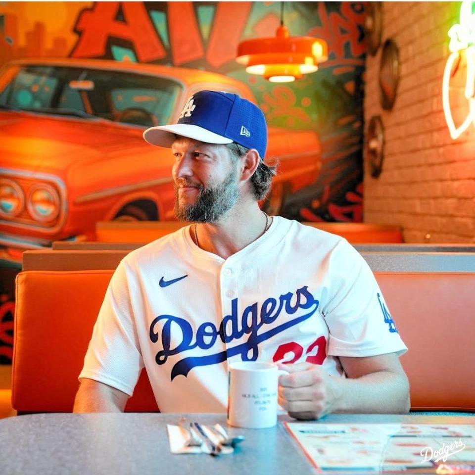 　コーヒーを飲むポーズをするカーショー（ロサンゼルス・ドジャース提供）