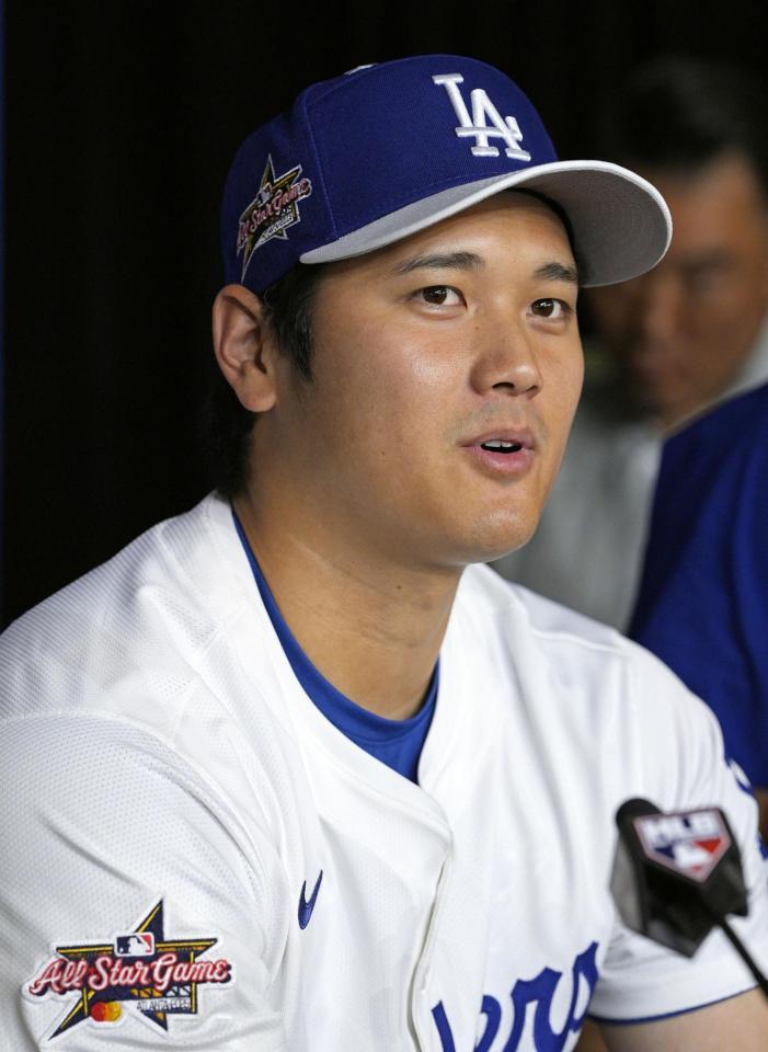 　オールスター戦の前日、記者会見する大谷（共同）