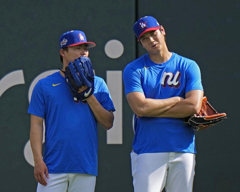 　ナ・リーグの練習中、山本（左）と話す大谷（共同）