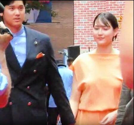 　真美子夫人とレッドカーペットを歩く大谷（撮影・小林信行）