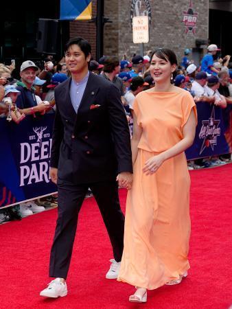 　米大リーグ、オールスター戦で、試合前恒例行事のレッドカーペットショーに参加したドジャースの大谷翔平と妻真美子さん＝１５日、アトランタ（共同）