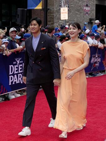 【写真】大谷翔平のインタビュー中すっと下がった真美子夫人　配慮がにじんだワンシーン