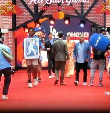 　真美子夫人とレッドカーペットを歩く大谷（撮影・小林信行）