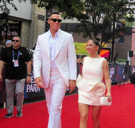 【写真】サマンサ夫人とラブラブなヤンキース・ジャッジ　ピンストライプのスーツが圧巻